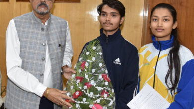 राज्यपाल ने विश्व योग प्रतियोगिता के लिए चयनित प्रतिभागियों को दिया 50 हजार रुपए राज्यपाल ने विश्व योग प्रतियोगिता के लिए चयनित प्रतिभागियों को दिया 50 हजार रुपए