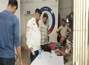 कोतवाली थाना परिसर में दो पक्षों के बीच मारपीट, थाने में मचा अफरा-तफरी कोतवाली थाना परिसर में दो पक्षों के बीच मारपीट, थाने में मचा अफरा-तफरी