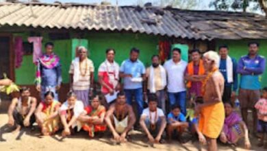 15 वर्ष पहले ईसाई धर्म में शामिल हुए आदिवासी परिवार के 6 सदस्यों का हुआ घर वापसी