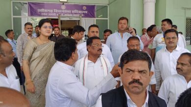 कांग्रेस विधायक सदन छोड़कर भिलाई के लिए रवाना कांग्रेस विधायक सदन छोड़कर भिलाई के लिए रवाना