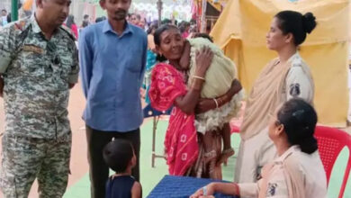 भानुप्रतापपुर मेला में गुम बच्ची को पुलिस ने परिजनों को सौंपा भानुप्रतापपुर मेला में गुम बच्ची को पुलिस ने परिजनों को सौंपा