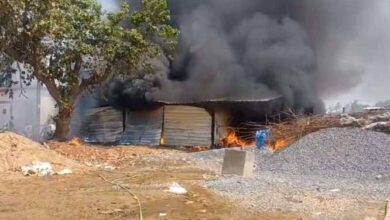 जिला अस्पताल परिसर के पीछे अस्थाई कमरों में लगी भीषण आग जिला अस्पताल परिसर के पीछे अस्थाई कमरों में लगी भीषण आग