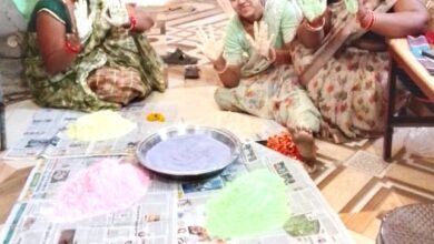 हर्बल गुलाल और घरेलू उत्पादों के माध्यम से दुर्गा स्वयं सहायता समूह की महिलाओं का आत्मनिर्भरता की ओर सशक्त कदम हर्बल गुलाल और घरेलू उत्पादों के माध्यम से दुर्गा स्वयं सहायता समूह की महिलाओं का आत्मनिर्भरता की ओर सशक्त कदम