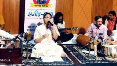 महफिल की सुमधुर संगीतमय शाम से मंत्रमुग्ध हुए श्रोता महफिल की सुमधुर संगीतमय शाम से मंत्रमुग्ध हुए श्रोता