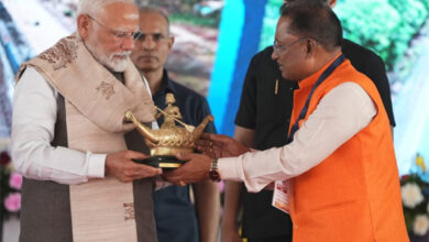 बिलासा देवी केवट का मोमेंटो सीएम साय ने पीएम मोदी को किया भेंट