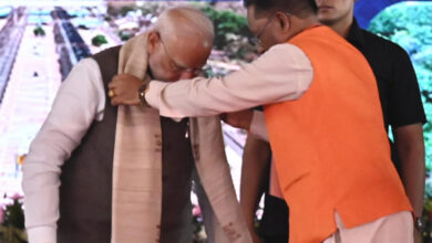 पीएम मोदी को भेंट किया कोसा सिल्क से बना हस्तनिर्मित शॉल