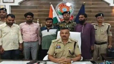 कर्मचारियों को ब्लैकमेल कर अवैध वसूली करने वाले 4 फर्जी पत्रकार गिरफ्तार कर्मचारियों को ब्लैकमेल कर अवैध वसूली करने वाले 4 फर्जी पत्रकार गिरफ्तार