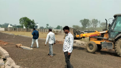 2.5 एकड जमीन पर अवैध प्लाटिंग, निगम ने डीपीसी को तोड़कर लगाई रोक