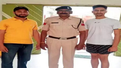 उदया सोसायटी सेक्टर-2 में युवकों ने मनाया बीच सड़क में बर्थ डे, दो गिरफ्तार