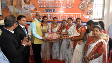 राज्यपाल डेका ने किया दिव्यांगों को इलेक्ट्रिक व्हील चेयर और हितग्राहियों को चेक का वितरण