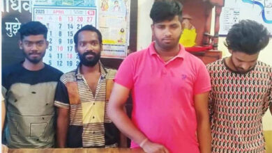 आम रोड पर बर्थडे पार्टी मनाना चार युवकों को पकड़ा महंगा, हुए गिरफ्तार
