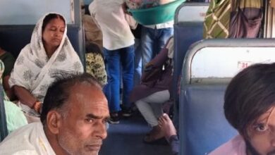 मंडल रेल प्रबंधक दयानंद ने स्वयं की ट्रेनों में अनाधिकृत वेंडरों की जांच,11 पकडे गये मंडल रेल प्रबंधक दयानंद ने स्वयं की ट्रेनों में अनाधिकृत वेंडरों की जांच,11 पकडे गये