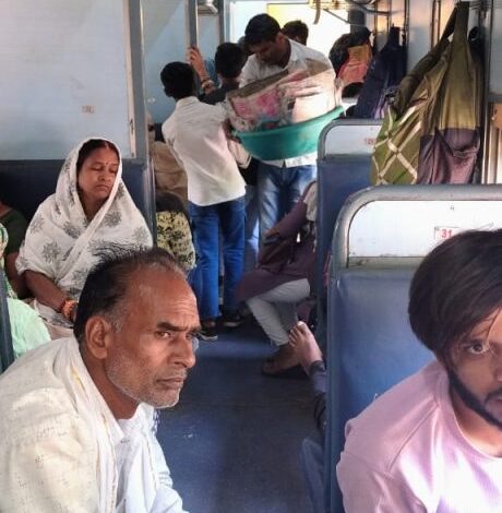 मंडल रेल प्रबंधक दयानंद ने स्वयं की ट्रेनों में अनाधिकृत वेंडरों की जांच,11 पकडे गये मंडल रेल प्रबंधक दयानंद ने स्वयं की ट्रेनों में अनाधिकृत वेंडरों की जांच,11 पकडे गये