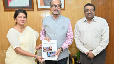 राज्यपाल डेका से छत्तीसगढ़ राज्य बाल अधिकार संरक्षण आयोग के अध्यक्ष ने की सौजन्य भेंट राज्यपाल डेका से छत्तीसगढ़ राज्य बाल अधिकार संरक्षण आयोग के अध्यक्ष ने की सौजन्य भेंट