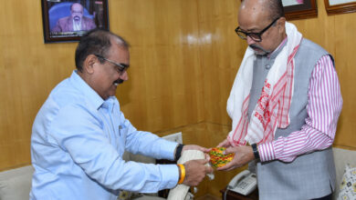 राज्यपाल डेका से हेमचंद यादव विश्वविद्यालय के कुलपति ने की सौजन्य भेंट