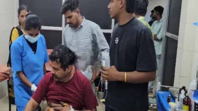 हार्डवेयर व्यापारी की पिस्टल से हुआ फायर, एक युवक घायल