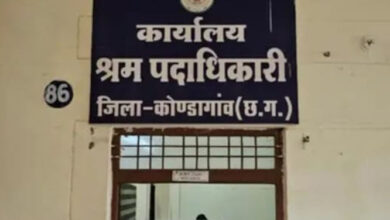 गुमास्ता रिश्वतखोरी मामले में दो संविदा कर्मचारी बर्खास्त, निरीक्षक निलंबित, श्रम अधिकारी को नोटिस