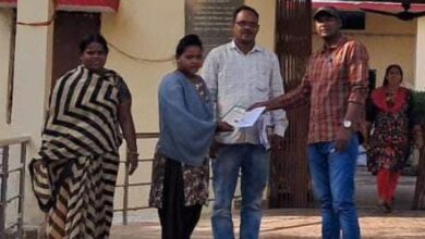 सुशासन तिहार में मुस्कान बेगम और हेमलता सिदार को दिया गया राशन कार्ड