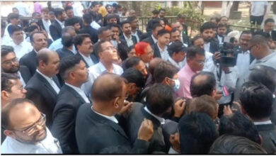 वकीलों की पिटाई के मामलें में कार्रवाई करने किया सामूहिक प्रदर्शन