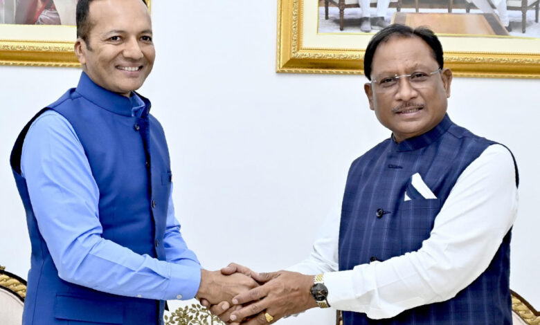 मुख्यमंत्री साय से सांसद नवीन जिंदल ने की सौजन्य मुलाकात मुख्यमंत्री साय से सांसद नवीन जिंदल ने की सौजन्य मुलाकात