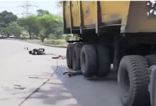 ट्रेलर ने बाइक सवार युवकों को कुचला, एक की मौत, दो गंभीर