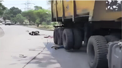 ट्रेलर ने बाइक सवार युवकों को कुचला, एक की मौत, दो गंभीर