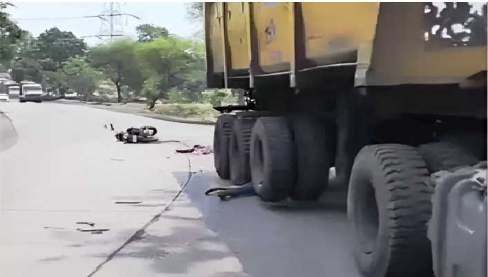 ट्रेलर ने बाइक सवार युवकों को कुचला, एक की मौत, दो गंभीर ट्रेलर ने बाइक सवार युवकों को कुचला, एक की मौत, दो गंभीर