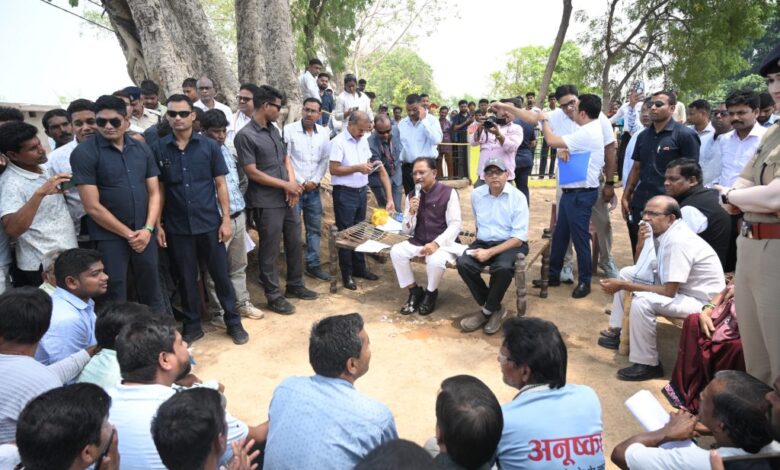 बिना तामझाम, सीधे संवाद: मुख्यमंत्री साय ने शासकीय योजनाओं के क्रियान्वयन की समीक्षा की बिना तामझाम, सीधे संवाद: मुख्यमंत्री साय ने शासकीय योजनाओं के क्रियान्वयन की समीक्षा की