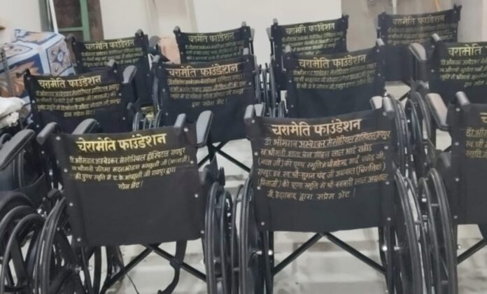चरामेति फाउंडेशन ने अंबेडकर अस्पताल को दीं 8 व्हीलचेयर चरामेति फाउंडेशन ने अंबेडकर अस्पताल को दीं 8 व्हीलचेयर