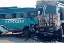 बस और ट्रक में टक्कर, 20 यात्री घायल, सिम्स रेफर