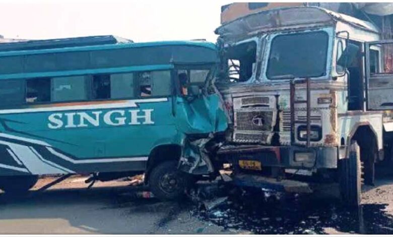 बस और ट्रक में टक्कर, 20 यात्री घायल, सिम्स रेफर बस और ट्रक में टक्कर, 20 यात्री घायल, सिम्स रेफर