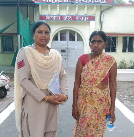 असहाय लड़कियों को बेचने वाली महिला गिरफ्तार, पति की तलाश जारी असहाय लड़कियों को बेचने वाली महिला गिरफ्तार, पति की तलाश जारी