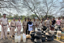 200 लीटर महुआ शराब और 4,000 किलो लाहन जब्त