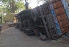 दरभा घाटी के मोड़ क्रमांक-4 पर ट्रक पलटा