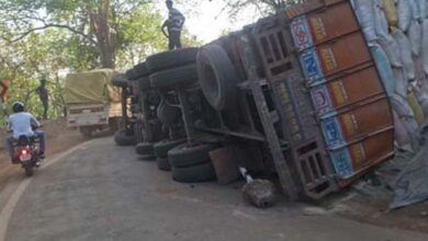 दरभा घाटी के मोड़ क्रमांक-4 पर ट्रक पलटा