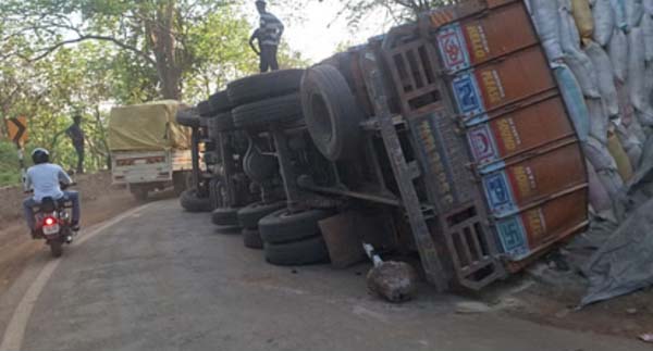दरभा घाटी के मोड़ क्रमांक-4 पर ट्रक पलटा दरभा घाटी के मोड़ क्रमांक-4 पर ट्रक पलटा