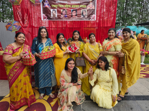 यमुना नदी में कान्हा ने फूलों की पँखडिय़ों के बीच किया नौका यमुना नदी में कान्हा ने फूलों की पँखडिय़ों के बीच किया नौका