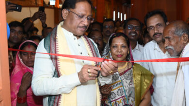 मुख्यमंत्री ने दोकड़ा में पीएम आवास योजना के हितग्राही संतु चक्रेस को चाबी देकर गृह प्रवेश कराया