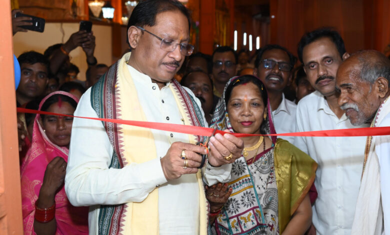 मुख्यमंत्री ने दोकड़ा में पीएम आवास योजना के हितग्राही संतु चक्रेस को चाबी देकर गृह प्रवेश कराया मुख्यमंत्री ने दोकड़ा में पीएम आवास योजना के हितग्राही संतु चक्रेस को चाबी देकर गृह प्रवेश कराया