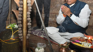 मुख्यमंत्री ने तेरहवीं शताब्दी के प्राचीन शिव व हनुमान मंदिर के किए दर्शन