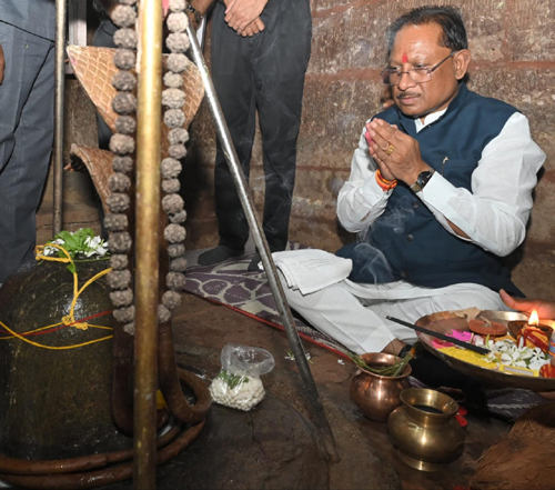 मुख्यमंत्री ने तेरहवीं शताब्दी के प्राचीन शिव व हनुमान मंदिर के किए दर्शन मुख्यमंत्री ने तेरहवीं शताब्दी के प्राचीन शिव व हनुमान मंदिर के किए दर्शन