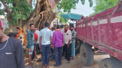 ट्रेलर ने मारी बाइक को टक्कर, एक ही परिवार के तीन की मौत