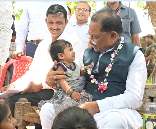 मुख्यमंत्री खुद उतरे ग्राउंड जीरो पर: अचानक पहुंचे बेमेतरा के सहसपुर, लिया ग्रामीणों से सीधा फीडबैक मुख्यमंत्री खुद उतरे ग्राउंड जीरो पर: अचानक पहुंचे बेमेतरा के सहसपुर, लिया ग्रामीणों से सीधा फीडबैक