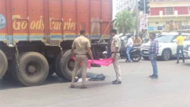 ओवर स्पीड ट्रक ने तेलीबांधा चौक में कुचला युवती को, मौत