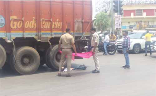 ओवर स्पीड ट्रक ने तेलीबांधा चौक में कुचला युवती को, मौत ओवर स्पीड ट्रक ने तेलीबांधा चौक में कुचला युवती को, मौत