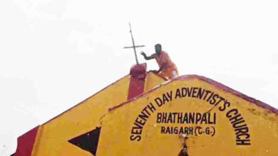 भाठनपाली में हनुमान मंदिर तोडऩे का मामला पकड़ा तुल, एक कार्यकर्ता ने क्रॉस को तोड़ फहरा दिया भगवा झंडा