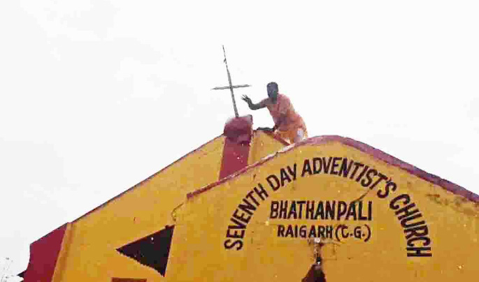 भाठनपाली में हनुमान मंदिर तोडऩे का मामला पकड़ा तुल, एक कार्यकर्ता ने क्रॉस को तोड़ फहरा दिया भगवा झंडा भाठनपाली में हनुमान मंदिर तोडऩे का मामला पकड़ा तुल, एक कार्यकर्ता ने क्रॉस को तोड़ फहरा दिया भगवा झंडा