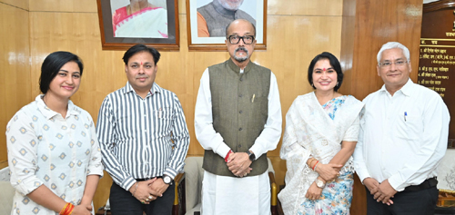 राज्यपाल डेका से छत्तीसगढ़ राज्य केश शिल्प कल्याण बोर्ड के अध्यक्ष ने सौजन्य भेंट की राज्यपाल डेका से छत्तीसगढ़ राज्य केश शिल्प कल्याण बोर्ड के अध्यक्ष ने सौजन्य भेंट की