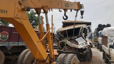 हाईवा और ट्रक में टक्कर, हाइवा चालक गंभीर