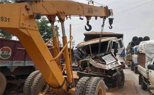 हाईवा और ट्रक में टक्कर, हाइवा चालक गंभीर हाईवा और ट्रक में टक्कर, हाइवा चालक गंभीर